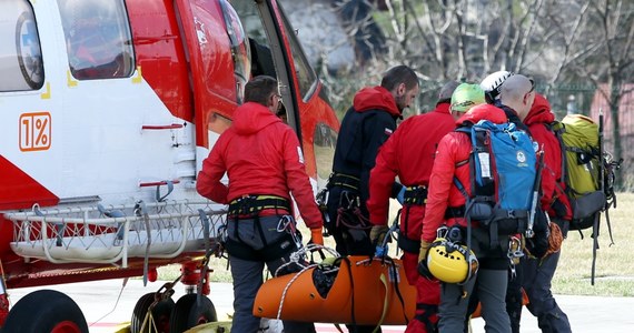 Tragiczny wypadek w Tatrach. W rejonie szlaku na Przełęcz pod Chłopkiem turystka prawdopodobnie się pośliznęła, po czym spadła z dużej wysokości. Zginęła na miejscu. Niemal w tym samym czasie - jak donosi reporter RMF FM Maciej Pałahicki - TOPR dostał zgłoszenie o lawinie, jaka zeszła z Koziego Wierchu w stronę Doliny Pięciu Stawów Polskich. Na szczęście po przeszukaniu lawiniska okazało się, że nikt nie został zasypany.