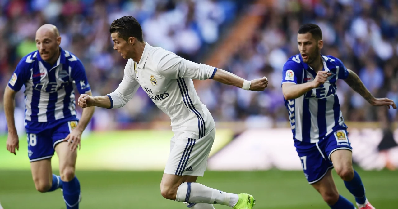 Cristiano Ronaldo walczy o piłkę z zawodnikami Deportivo Alaves