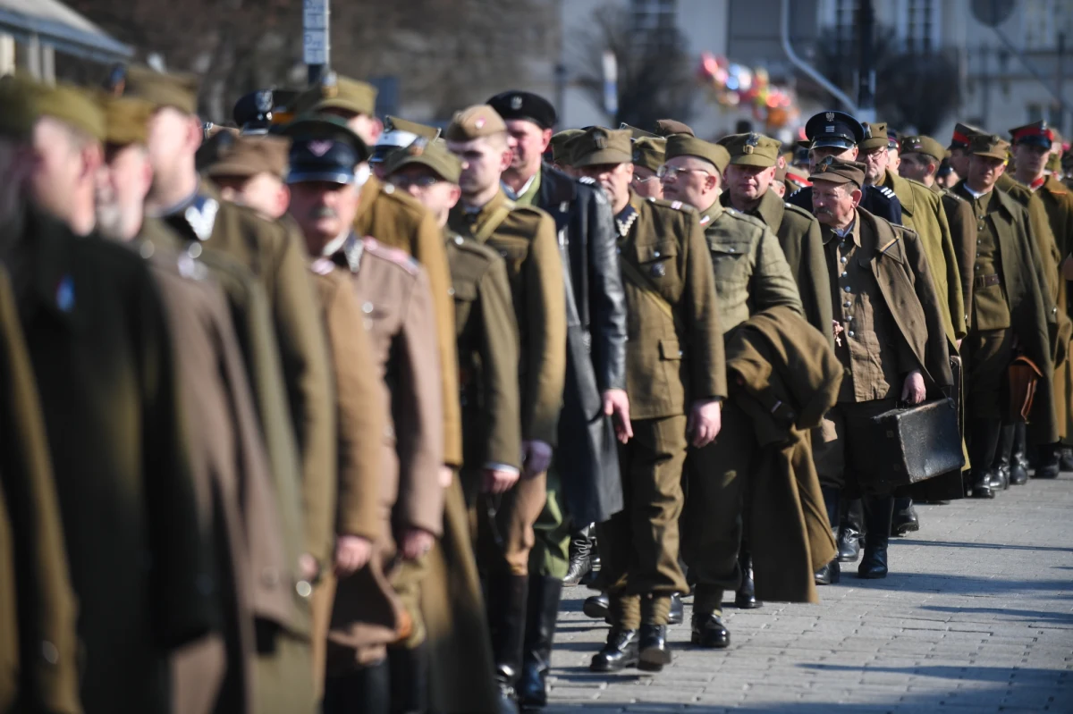 Katyński Marsz Cieni, inicjatywa upamiętniająca zamordowanych przez władze ZSRR Polaków, przeszedł ulicami Warszawy. Uczestnicy ubrani w historyczne, polskie i sowieckie mundury pokonali trasę w milczeniu.