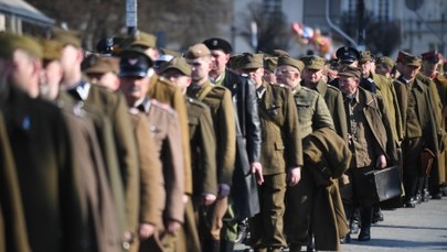 Katyński Marsz Cieni w historycznych mundurach, w hołdzie zamordowanym