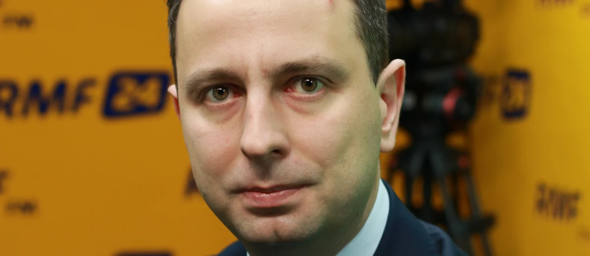 "Kwestii związanych z samorządami (w polityce Prawa i Sprawiedliwości – przyp. red.) nie będziemy popierać, bo one dewastują Polskę" – mówi w Porannej rozmowie w RMF FM Władysław Kosiniak-Kamysz. Szef PSL dodaje: „To jest filozofia PiS. On nie lubi samorządów i on będzie wszystko przenosił do Warszawy”. Były minister pracy pytany o wniosek PO o wotum nieufności wobec rządu komentuje: "Myślę, że wszyscy zdają sobie sprawę z tego, że szans na przeprowadzenie wniosku nie ma. Zrobiłbym to inaczej niż Platforma, zacząłbym od konsultacji. Myślę, że za pół roku będzie lepszy moment". Pytany o to, czy PSL pracuje nad wnioskiem o wprowadzenie obowiązkowych badań psychiatrycznych dla kandydatów na posłów, gość Roberta Mazurka odpowiada twierdząco. "Trzeba zakończyć totalnie bzdurne zachowania, do których dochodzi w Sejmie" - podkreśla.