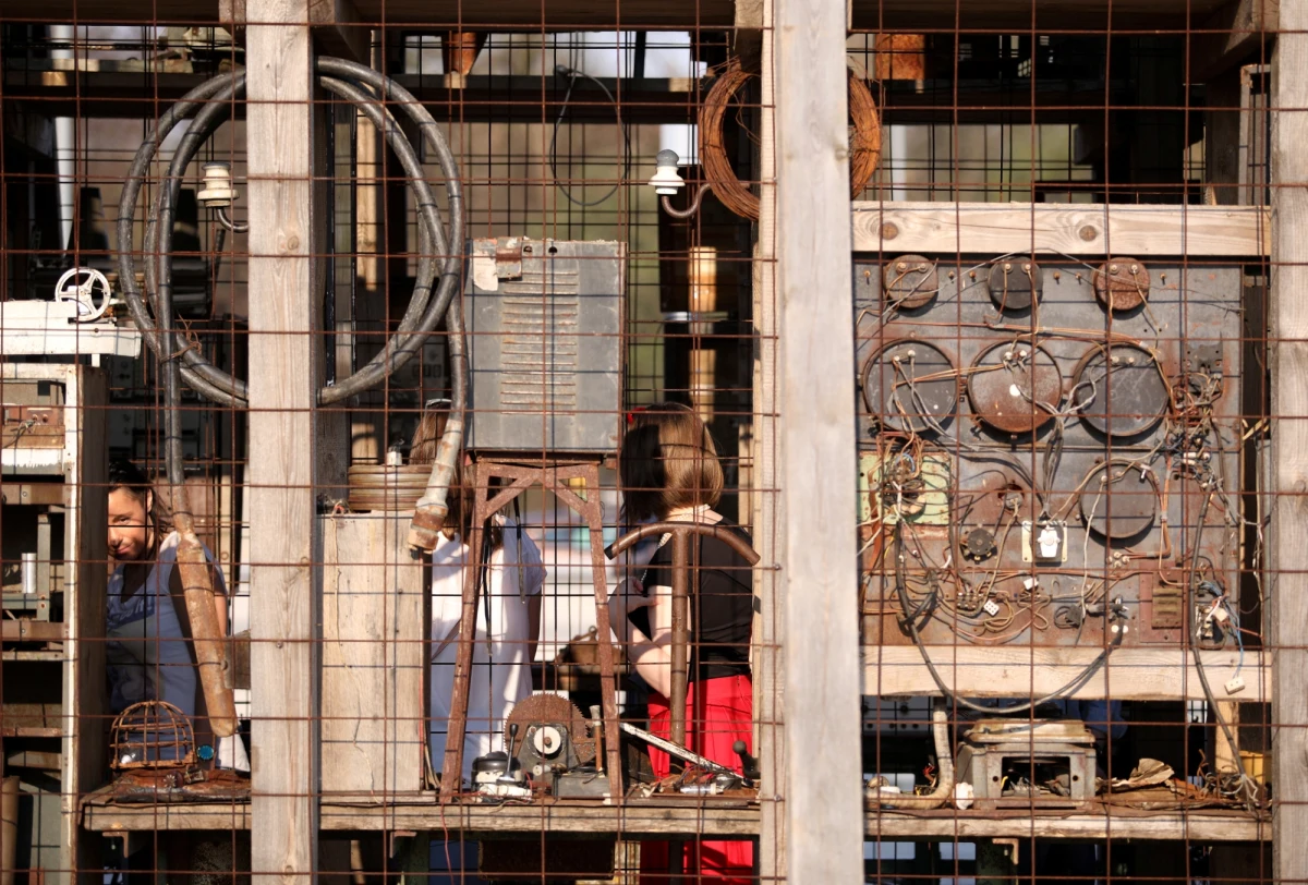 Instalacja „Tężnia sztuki” stanęła przed Muzeum Narodowym w Krakowie. Oryginalny obiekt nawiązuje do drewnianych konstrukcji solankowych służących do inhalacji.

