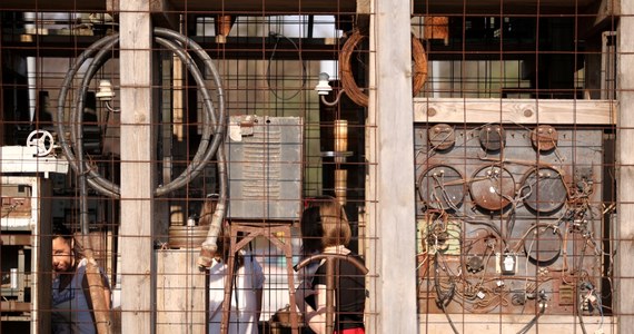 Instalacja „Tężnia sztuki” stanęła przed Muzeum Narodowym w Krakowie. Oryginalny obiekt nawiązuje do drewnianych konstrukcji solankowych służących do inhalacji.

