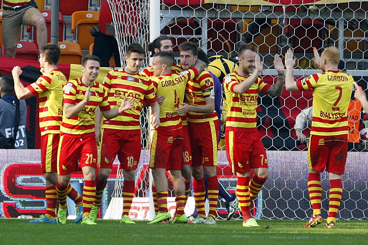 Jagiellonia Białystok pokonała u siebie Bruk-Bet Termalicę Nieciecza 1:0 i powróciła na pierwsze miejsce w tabeli. Takim samym wynikiem zakończyło się inne niedzielne spotkanie 27. kolejki Lechii Gdańsk z KGHM Zagłębiem Lubin.