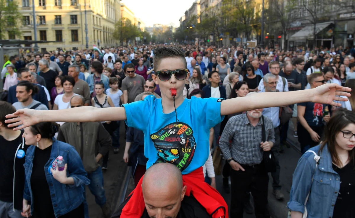 Tysiące węgierskich i zagranicznych studentów, profesorów i osób prywatnych protestowało w Budapeszcie, domagając się wycofania projektu zmian w ustawie, stawiających nowe wymagania uczelniom wyższym, w tym uczelni założonej przez George'a Sorosa.