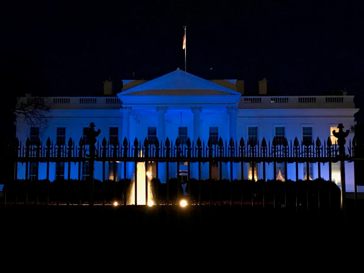 Rezydencja przywódcy Stanów Zjednoczonych została podświetlona na niebiesko. Prezydent Donald Trump nakazał zmienić kolor reflektorów przyłączając się do Światowego Dnia Świadomości Autyzmu. 