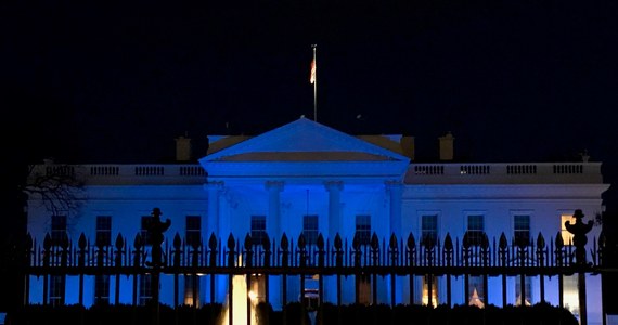 Rezydencja przywódcy Stanów Zjednoczonych została podświetlona na niebiesko. Prezydent Donald Trump nakazał zmienić kolor reflektorów przyłączając się do Światowego Dnia Świadomości Autyzmu. 