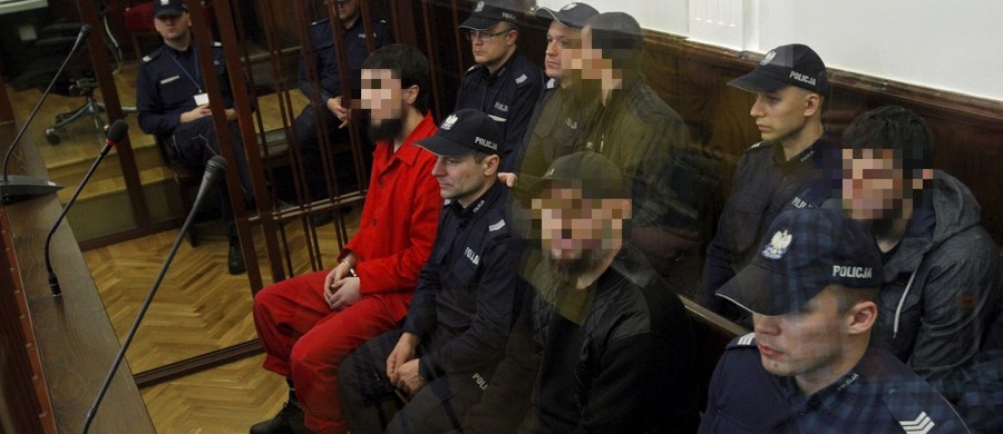 ​Sąd Okręgowy w Białymstoku zdecydował o utrzymaniu aresztów wobec trzech Czeczenów oskarżonych o wspieranie Państwa Islamskiego. Czwarty będzie mógł opuścić areszt, jeśli w ciągu trzech tygodni wpłaci 10 tys. zł poręczenia majątkowego.