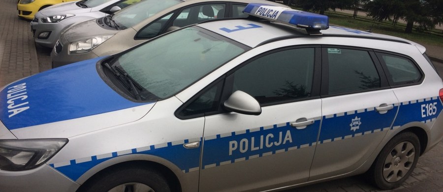 ​Prokuratorzy przesłuchali żonę 43-latka, który w sobotę w dzielnicy Górna w Łodzi, zginął przygnieciony przez samochód, prowadzony przez nieznanych sprawców. Mężczyzna został pojazdem przygwożdżony do drzewa na ulicy Przestrzennej.