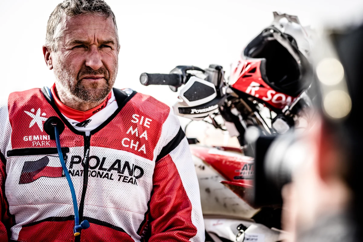 Drugi, najdłuższy etap tegorocznej edycji Abu Dhabi Desert Challenge dał w kość wszystkim zawodnikom. "Podczas ostatniego Dakaru, zawodnicy na mecie jednego z odcinków przewracali się z motocyklami i zanim ruszyli na biwak, spędzali trochę czasu w samochodach-chłodniach. Dziś było podobnie. Na mecie byłem kompletnie wycieńczony, ale mam też ogromną satysfakcję" - przyznał Rafał Sonik, który osiągając drugi czas został liderem zmagań w Emiratach.