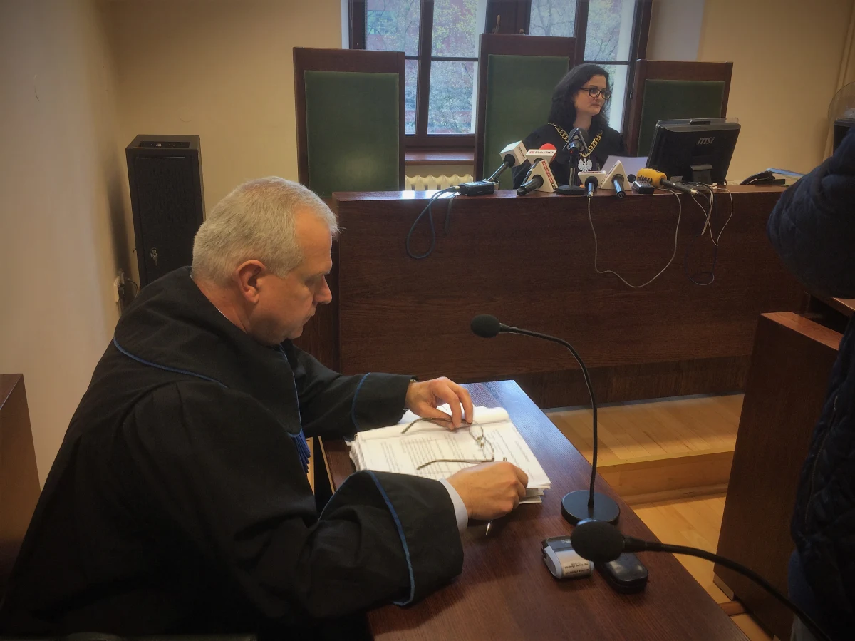 ​240 tysięcy złotych zadośćuczynienia otrzyma rodzina 14-letniego Filipa, który w 2006 roku zginął śmiertelnie rażony prądem na boisku szkolnym we Wrocławiu. Pieniądze wypłaci miasto. Dziś przedstawiciel gminy podpisał ugodę w tej sprawie w sądzie rejonowym.