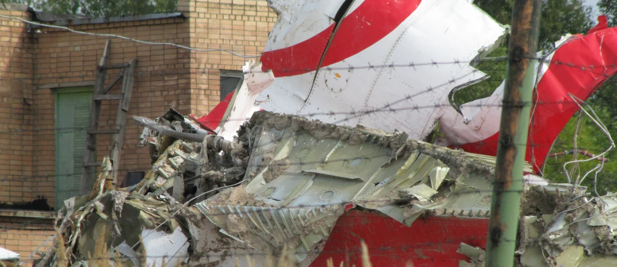 „Teorie zamachowe, teorie alternatywne urosły 2-3 lata po katastrofie smoleńskiej. One wtedy zebrały najwięcej zwolenników. Dzisiaj jest trudno z nimi walczyć, ale między innymi również przez bierność władz, bierność polityków” – mówił w internetowej części Popołudniowej rozmowy w RMF FM Maciej Lasek. „My Polacy często dziwnie do różnych rzeczy podchodzimy – m.in. zdecydowanie bardziej wierzymy zachodnim ekspertom, nie naszym. Być może dzisiaj tę cenę warto zapłacić, żeby przestać się kłócić o Smoleńsk” – mówił były szef Państwowej Komisji Badania Wypadków Lotniczych.