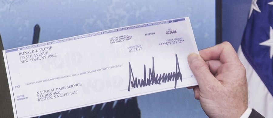 W imieniu prezydenta Donalda Trumpa rzecznik prasowy Białego Domu Sean Spicer przekazał na konferencji prasowej wynagrodzenie prezydenta za pierwszy kwartał br. na rzecz Parków Narodowych. Czek opiewał na kwotę 78 tys. 333 dolarów.