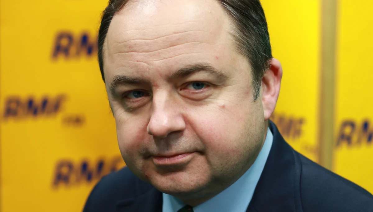 "Sprawa (zwrotu Polsce wraku tupolewa – przyp. red.) wciąż nie jest zamknięta i nie zostanie nigdy porzucona przez nasz gabinet" - mówi gość Porannej rozmowy w RMF FM minister ds. europejskich Konrad Szymański. "Nie wiem, kto stał za katastrofą smoleńską" – przyznaje wiceszef resortu spraw zagranicznych. Gość Roberta Mazurka podkreśla: "Gdyby nie presja, także zespołu Macierewicza, ta sprawa byłaby odsuwana na dalszy plan, byłaby przysypywana dość ogólnymi teoriami na ten temat". Polityk odnosi się m.in. do sondażu, według którego 55 proc. Polaków uważa, iż rząd Beaty Szydło źle prowadzi politykę w UE: "Przyjmuję to z pokorą. (…) Nad wszystkimi takim i sondażami, ja i z całą pewnością pani premier, pochylamy się z całą powagą". Czy przyniosła efekty „dyplomatyczna szarża” rządu przeciw ponownemu wyborowi Donalda Tuska na szefa Rady Europejskiej? "Znaczna część państw UE zauważyła, że z Polską nie da się grać przy pomocy siły" – odpowiada Szymański. Pytany o bezpieczeństwo Polski w kontekście zamachu w Petersburgu zapewnia: "Rząd przywiązuje ogromną wagę do wszystkich aspektów bezpieczeństwa wewnętrznego. To jest priorytet tego gabinetu od samego początku".