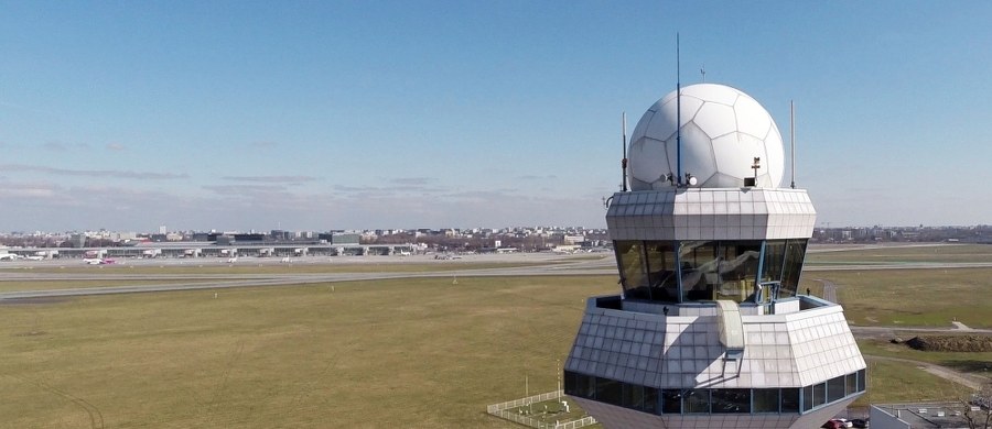 Incydent na lotnisku Chopina na warszawskim Okęciu. Samolot linii Qatar Airways uderzył skrzydłem w lotniskowy rękaw.