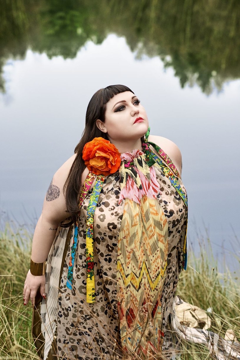 Po prawie 17 latach romansowania z taneczną wersją garage-punku pod szyldem Gossip,  Beth Ditto debiutuje solowo płytą "Fake Sugar". Album ukaże się 16 czerwca, a promuje go singel "Fire".