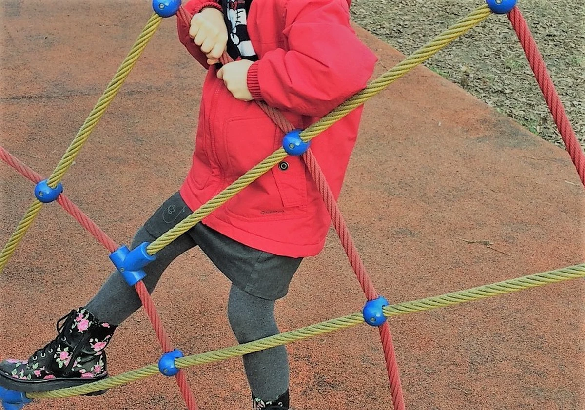 Warszawska prokuratura wszczęła śledztwo ws. zatrucia pokarmowego przedszkolaków z Chotomowa. Śledczy mają wyjaśnić okoliczności sprawy i zbadać, kto jest za to odpowiedzialny. Gmina Jabłonna podała, że w szpitalach przebywa 47 dzieci.