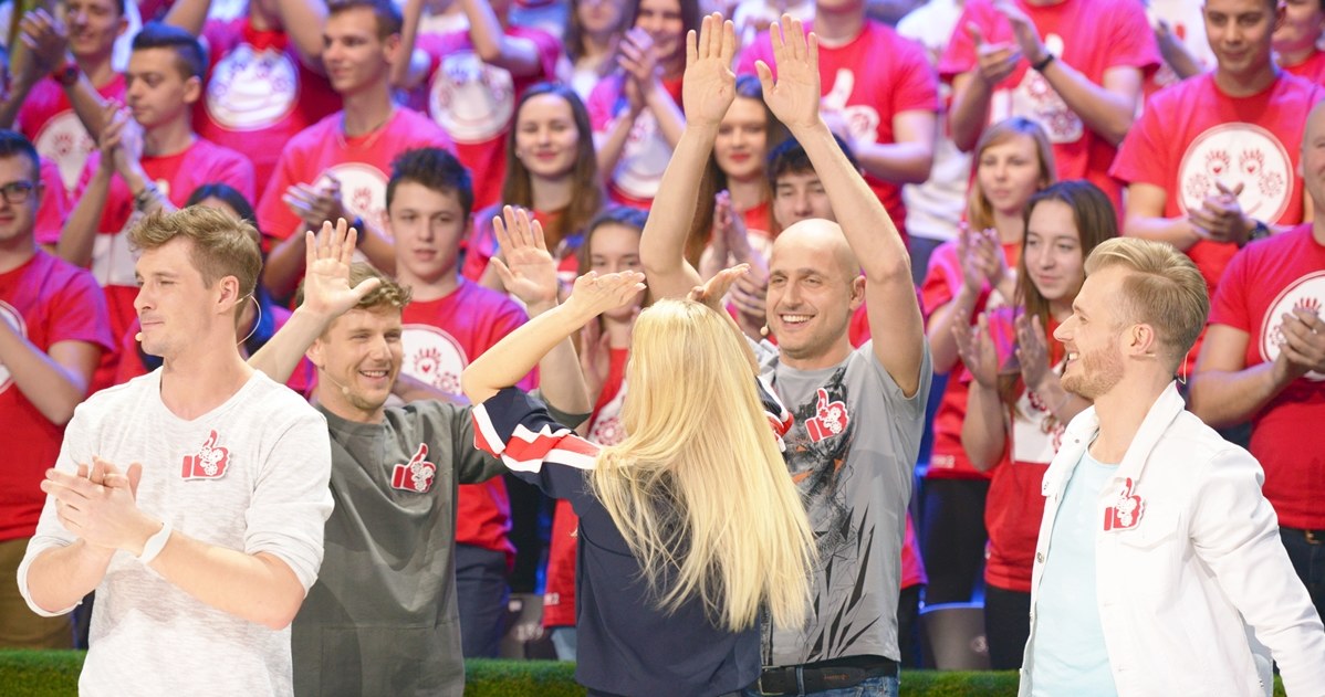 "Studia nie zawsze pomagają" - stwierdził w piątym odcinku programu "Kocham Cię, Polsko!" Mikołaj Roznerski. Panowie polegli na znajomości literatury, a panie nie poradziły sobie z kalamburami. Kto wygrał?