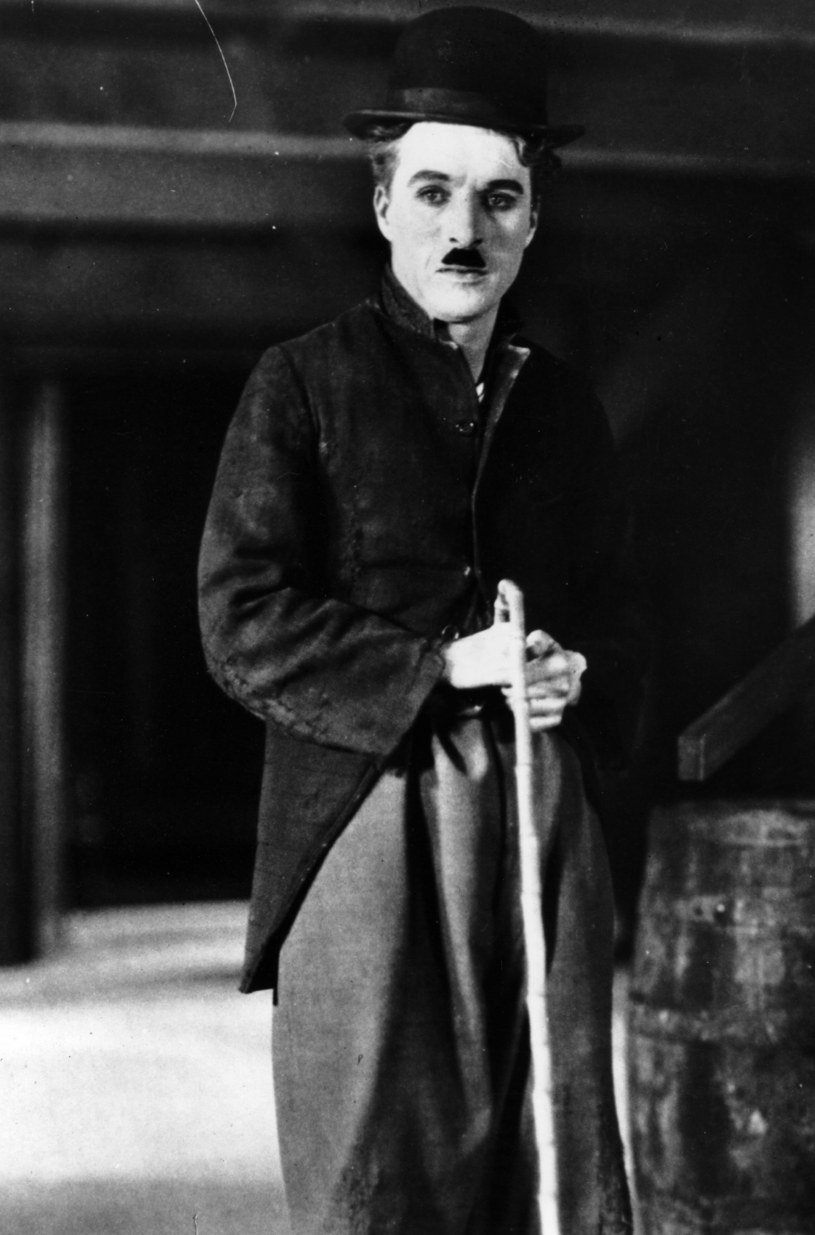​Ikona niemego kina. Wszystko robił sam: casting, produkcja, granie, reżyseria - te zadania należały do niego. Charlie Chaplin - Anglik, który zrobił karierę w USA, ale zamieszkał w Szwajcarii.