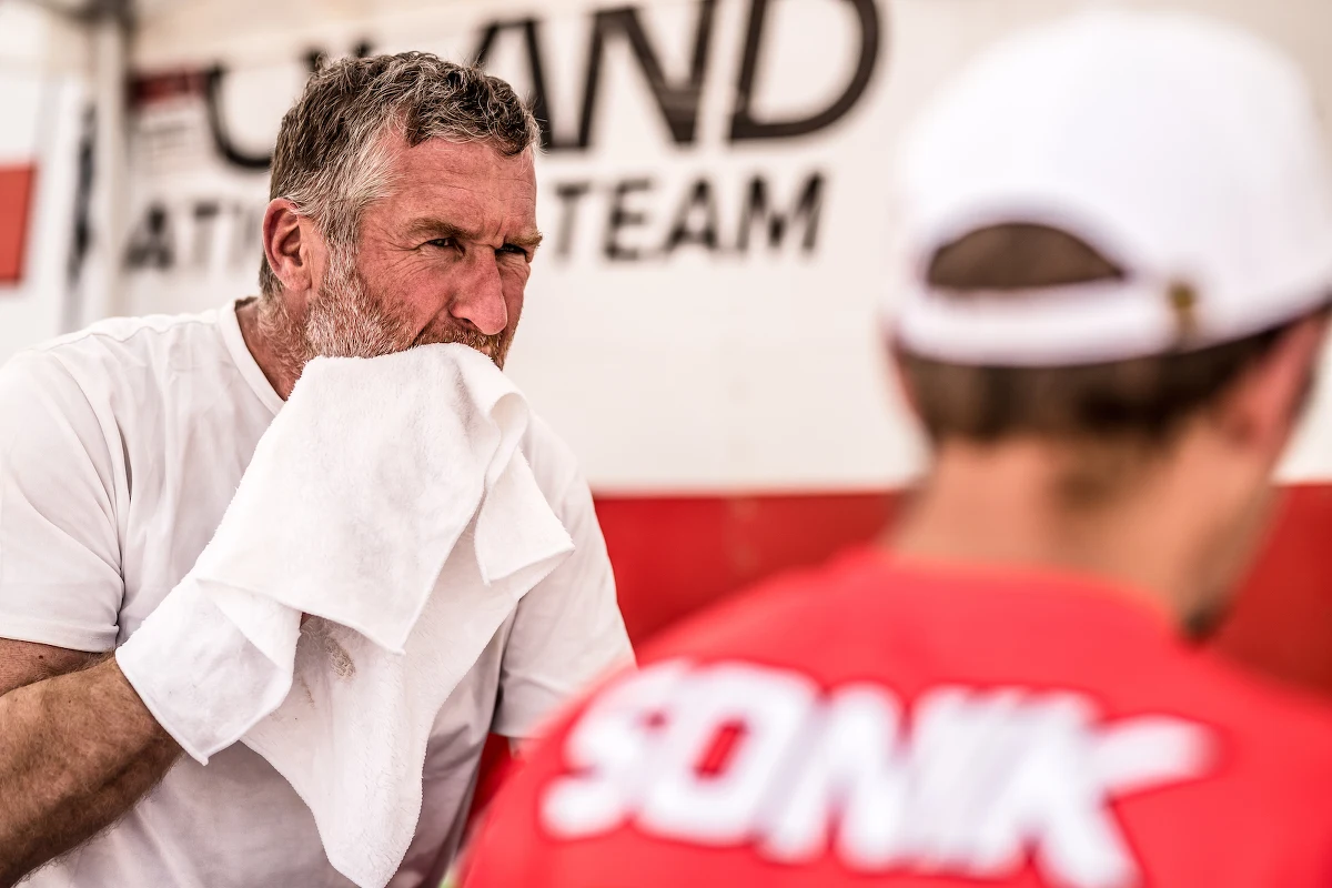 Rafał Sonik rozpoczął trzeci dzień Abu Dhabi Desert Challenge od… spóźnienia na start. Powodem była awaria dostarczonego przez organizatora systemu GPS. Na odcinku specjalnym krakowianin nie stracił już jednak żadnej cennej sekundy i umocnił się na pozycji lidera. Drugie miejsce w klasyfikacji rajdu utrzymał Kamil Wiśniewski.
