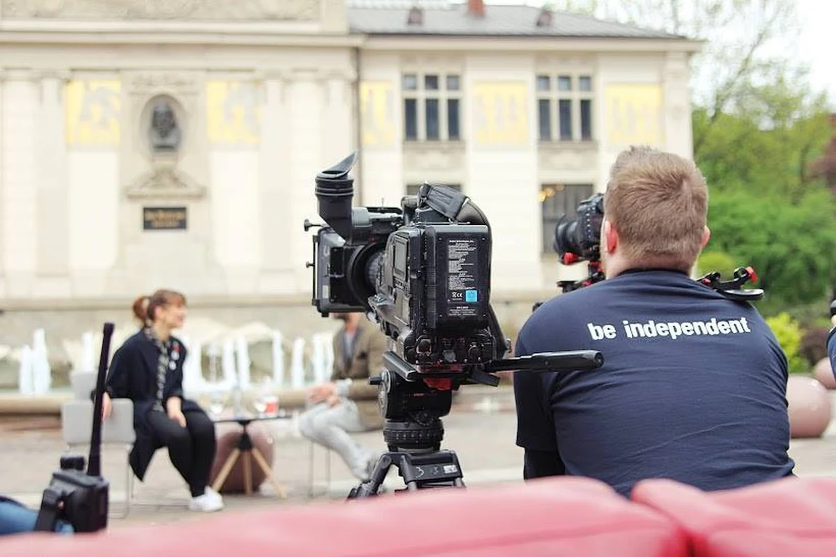 Niekończące się rozmowy, autografy i wspólne zdjęcia z gwiazdami... Festiwal Netia Off Camera zaprasza do Miasteczka Filmowego, które od 28 kwietnia do 7 maja będzie działać na placu Szczepańskim w Krakowie. 