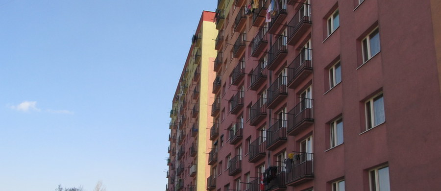 Zarzut nieumyślnego narażania dzieci na niebezpieczeństwo utraty życia i zdrowia usłyszała mama 5-letniej dziewczynki. Dziecko wypadło z balkonu na 6. piętrze jednego z bloków w Gorzowie Wielkopolskim.