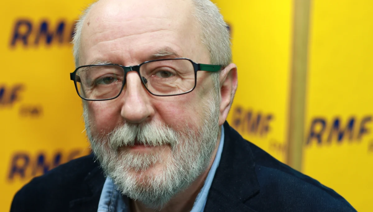 "Parlamentarny zespół smoleński już działa. Niedawno mieliśmy spotkanie z ministrem Antonim Macierewiczem" – mówił w Popołudniowej rozmowie w RMF FM poseł PiS Jacek Świat. Jak dodawał, "na prośbę szefa MON spotkanie miało 'dyskretny' charakter". Jacek Świat uważa, że zarzuty prokuratury dla kontrolerów lotu w Smoleńsku są jak najbardziej uzasadnione. "Trudno uwierzyć, żeby doświadczeni kontrolerzy lotów popełniali aż tak straszliwe błędy" – argumentował w rozmowie z Marcinem Zaborskim. O ekshumacjach ofiar katastrofy smoleńskiej Jacek Świat mówi: "To konsekwencja zaniedbań". 
10 kwietnia dniem wolnym od pracy? "Jestem przeciwny temu pomysłowi" – mówił Jacek Świat na antenie RMF FM. 