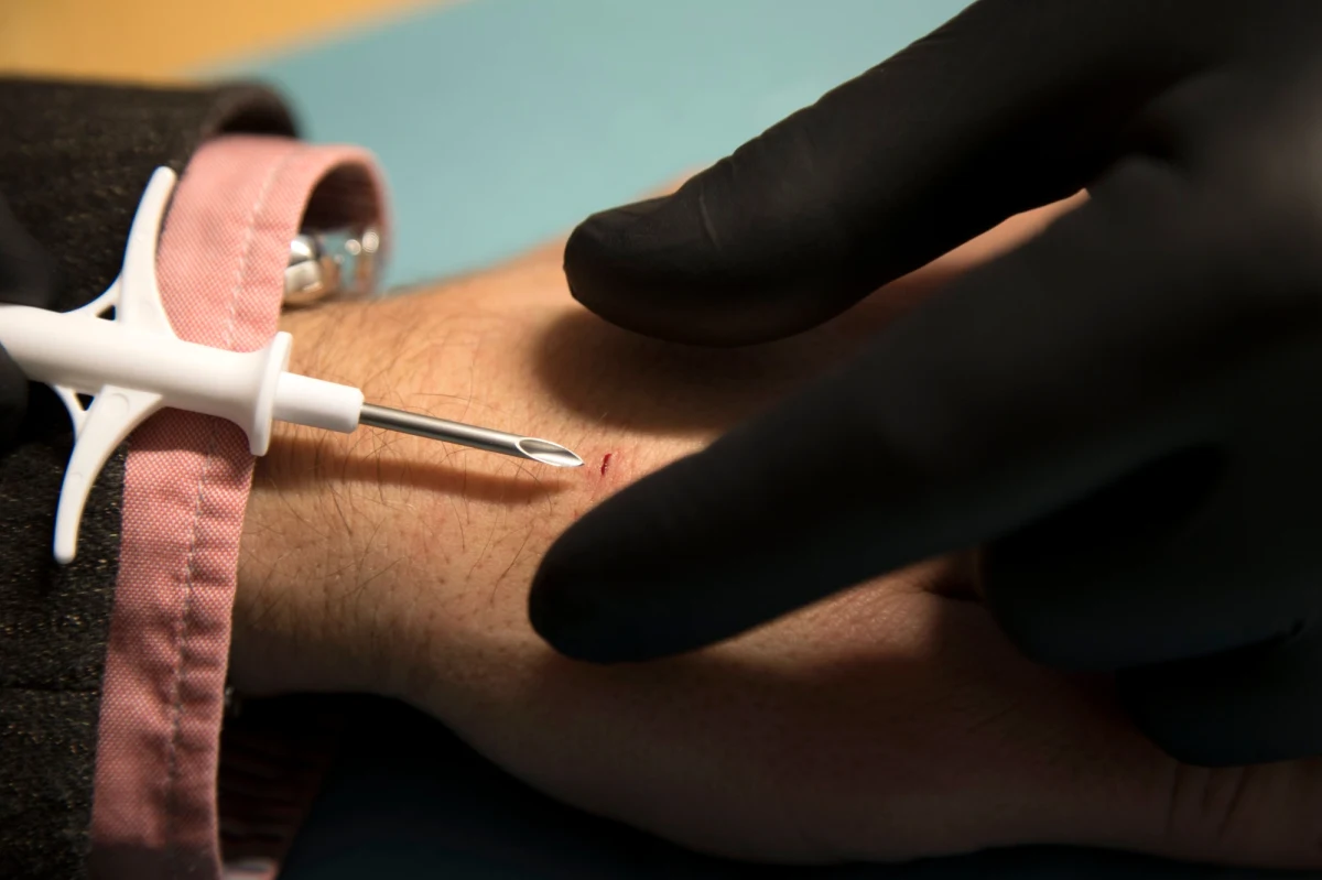 Szwedzka firma Biohax nie narzeka na brak klientów. Proponuje wszczepienie pod skórę czipa wielkości ziarnka ryżu. Można na nim zapisać niemal wszystko i wykorzystać zamiast elektronicznej wejściówki, notatnika, a nawet jako paszport czy dowód osobisty. 