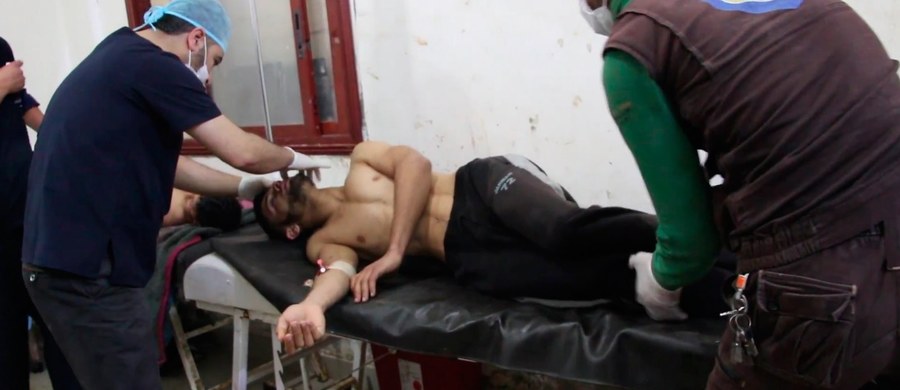 72 osoby zginęły we wczorajszym ataku chemicznym na syryjskie miasto w kontrolowanej przez rebeliantów prowincji Idlib na północnym zachodzie Syrii - wynika z najnowszego bilansu Syryjskiego Obserwatorium Praw Człowieka. Wśród ofiar śmiertelnych jest 20 dzieci. Ministerstwo obrony Rosji twierdzi, że syryjskie lotnictwo zbombardowało arsenał bojowników, w którym wytwarzano amunicję napełnioną trującymi substancjami chemicznymi.