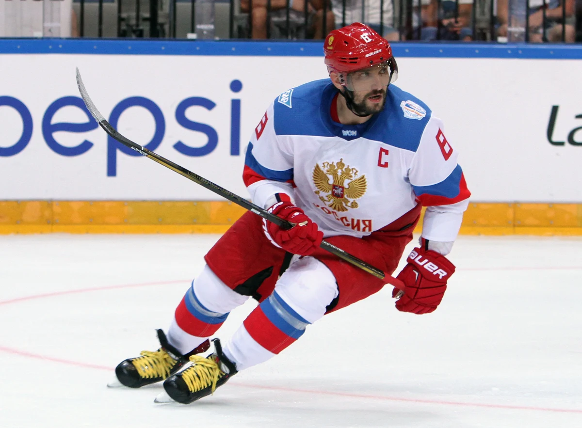 Słynny rosyjski hokeista Aleksander Owieczkin, kapitan Washintgon Capitals, oświadczył, że mimo decyzji władz NHL zamierza pojechać na zimowe igrzyska w Pjongczang. W poniedziałek władze najlepszej hokejowej ligi świata ogłosiły, że jej zawodnicy nie wystąpią na igrzyskach w 2018 roku. Owieczkin zdaje się tym jednak nie przejmować. "Zamierzam tam być" - stwierdził.