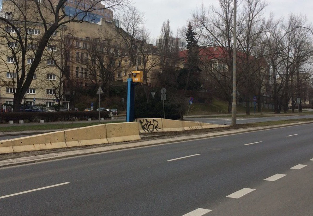 Żaden z warszawskich fotoradarów przejętych przez ITD od straży miejskiej nie działa, i nie wiadomo, kiedy zacznie. Inspekcja Transportu Drogowego miała uruchomić pierwsze urządzenia do końca marca. Wskazane były nawet pierwsze lokalizację, gdzie fotoradary miały mierzyć prędkość i robić zdjęcia. 