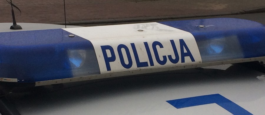 ​Kierowca samochodu osobowego został postrzelony z broni palnej na obwodnicy Kędzierzyna-Koźla na Opolszczyźnie. Pocisk przebił szybę i utkwił w szyi 55-latka.