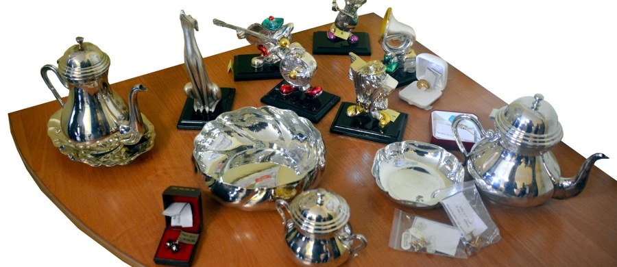 ​"Złoto powodzian" z Kłodzka na Dolnym Śląsku trafi na licytację. Mowa o cennych przedmiotach, które dwadzieścia lat temu ofiarowali na rzecz poszkodowanych w czasie powodzi tysiąclecia jubilerzy. Do dziś cenne przedmioty leżały zamknięte w miejskim sejfie. Zostały już wycenione na ponad dwadzieścia tysięcy złotych. Teraz trafią na licytację w internecie.