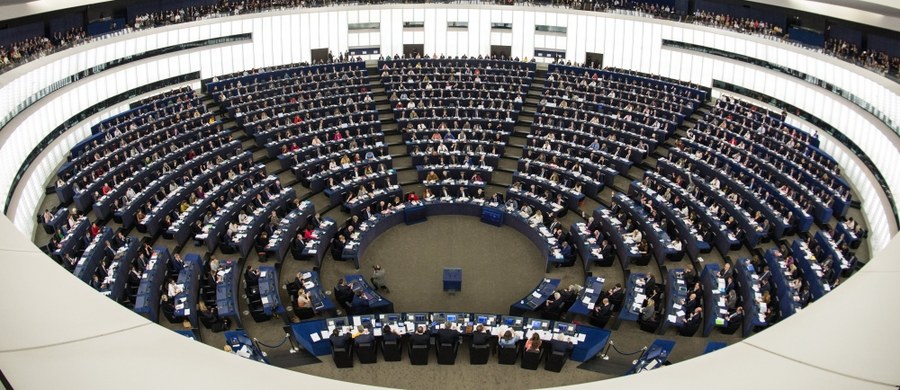 ​Parlament Europejski przegłosował rezolucję, w której określa warunki, na jakich zgodzi się na porozumienie o wystąpieniu Wielkiej Brytanii z UE. Europosłowie żądają wywiązania się Londynu ze zobowiązań finansowych i przestrzegają przed brakiem ugody w sprawie wyjścia. Rezolucję, którą uzgodnili chadecy, socjaliści, liberałowie, Zieloni oraz skrajna lewica, poparło 516 europosłów; 133 było przeciwko, a 50 wstrzymało się od głosu.