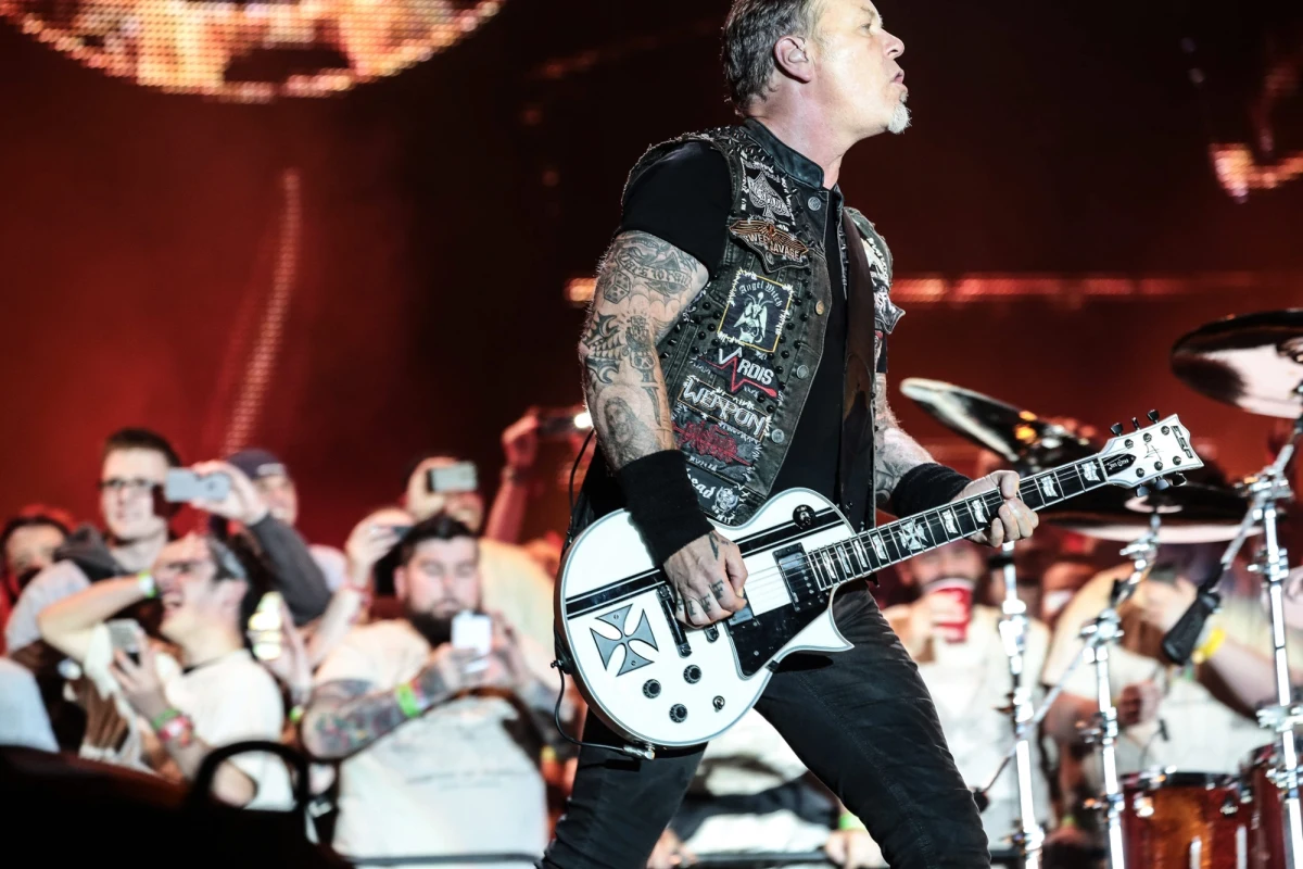 Sławne zespoły muzyczne i piosenkarze z całego świata spieszą z pomocą finansową dla rodzin ofiar zamachów islamskich terrorystów we Francji – w tym pamiętnego ataku na paryską salę koncertowa Bataclan. Rusza w sieci charytatywna aukcja unikatowych eksponatów, która potrwa do końca miesiąca. 