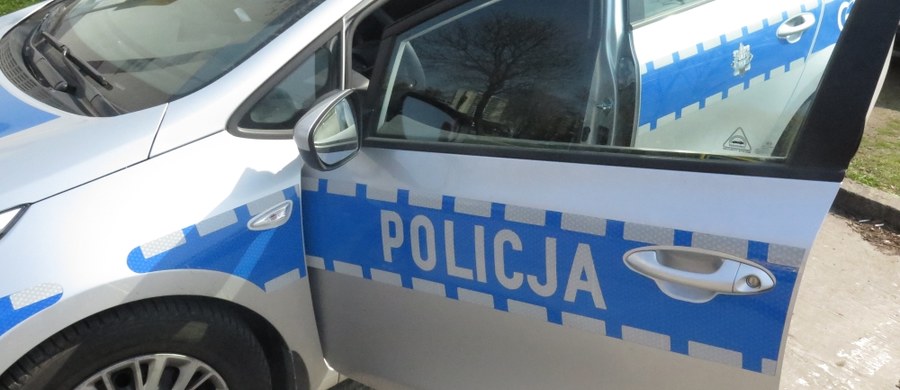 Policjant, który brał udział w wieczornym wypadku w Kaliszu, trafił do szpitala. Radiowóz prowadzony przez funkcjonariusza dachował.