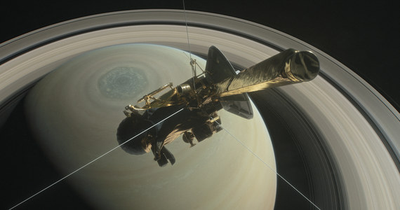20 lat w kosmicznej podróży, 13 lat na orbicie Saturna i... wystarczy. Sondzie Cassini powoli kończy się paliwo i przygotowuje się do ostatniego, spektakularnego etapu swej misji. NASA poinformowała, jak będzie wyglądał tak zwany "Wielki Finał" pracy Cassiniego, który rozpocznie się 22 kwietnia, by ostatecznie zakończyć 15 września. W ciągu ostatnich kilku miesięcy pracy sonda okrąży jeszcze Saturna 22 razy, ale po orbitach, którymi nie podróżował żaden z wcześniejszych próbników.