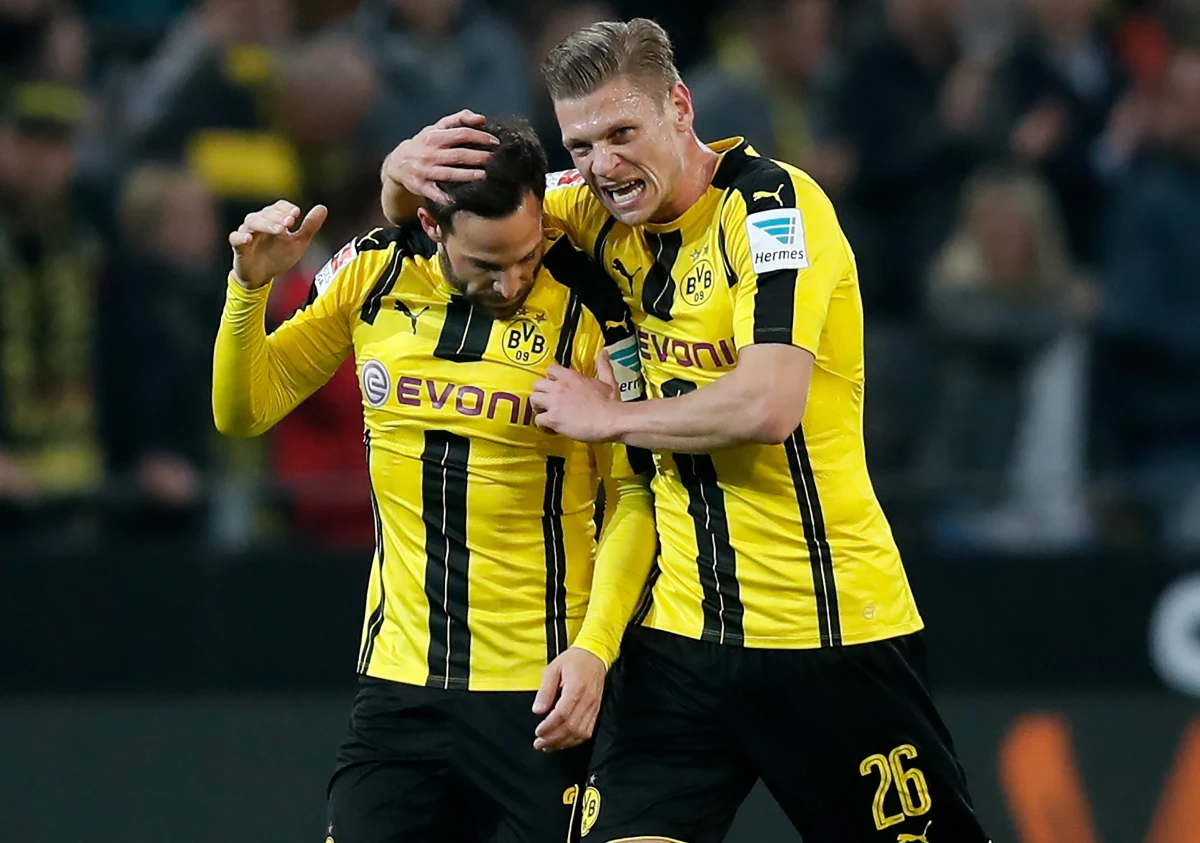 To już oficjalne: Łukasz Piszczek zostaje w Borussii Dortmund na dłużej! Niemiecki klub poinformował właśnie na swoich stronach internetowych o przedłużeniu kontraktu z polskim obrońcą do 30 czerwca 2019 roku. "'Piszczu' jest wzorem profesjonalisty absolutnego, a przez to również wzorem dla wielu naszych młodych graczy" - podkreślił w wypowiedzi opublikowanej na klubowych stronach dyrektor sportowy BVB Michael Zorc.