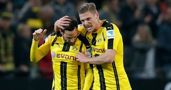 To już oficjalne: Łukasz Piszczek zostaje w Borussii Dortmund na dłużej! Niemiecki klub poinformował właśnie na swoich stronach internetowych o przedłużeniu kontraktu z polskim obrońcą do 30 czerwca 2019 roku. "'Piszczu' jest wzorem profesjonalisty absolutnego, a przez to również wzorem dla wielu naszych młodych graczy" - podkreślił w wypowiedzi opublikowanej na klubowych stronach dyrektor sportowy BVB Michael Zorc.