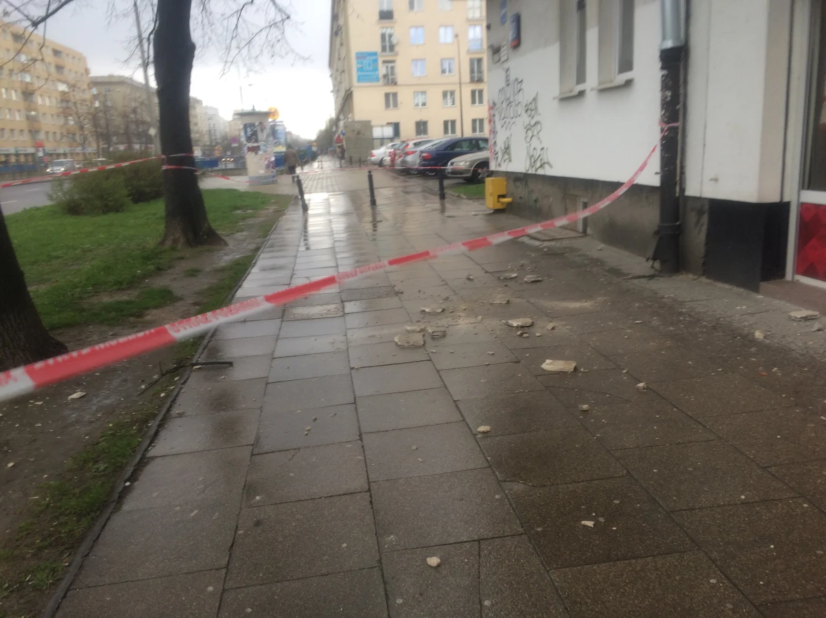 Utrudnienia na warszawskim Mokotowie. Z kamienicy przy alei Niepodległości - obok stacji metra Racławicka - odpadł betonowy kawałek elewacji i rozłupał się na chodniku i jezdni. Nikomu nic się nie stało. 