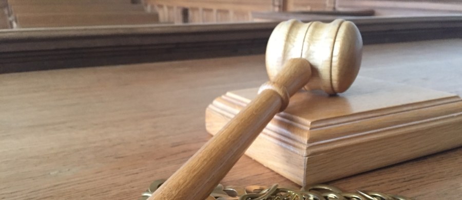 Dróżnik z Chełma na Lubelszczyźnie, który we wtorkowy wieczór nie zamknął zapór na strzeżonym przejeździe, usłyszał zarzut umyślnego naruszenia zasad bezpieczeństwa w ruchu lądowym.