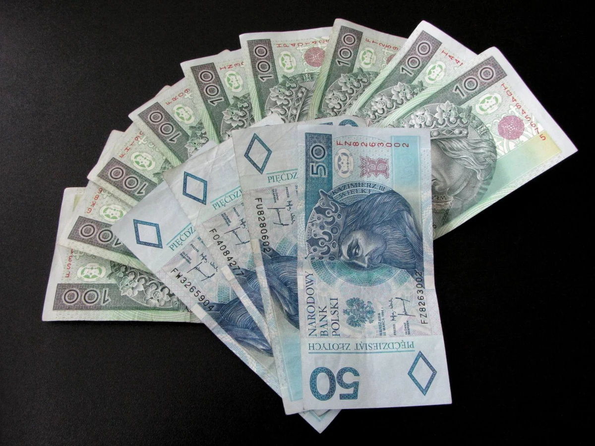 Ministerstwo Finansów bierze się za kancelarie odszkodowawcze. Chodzi o firmy, które pomagają poszkodowanym w wypadkach i ich rodzinom wywalczyć większe odszkodowanie - ustalili dziennikarze RMF FM. Rocznie ten rynek jest wart nawet 1,5 miliarda złotych.