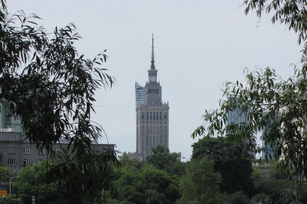 ​W sobotę, po raz pierwszy w tym sezonie, ulice Nowy Świat i Krakowskie Przedmieście w Warszawie zamienią się w deptak. Do połowy października w weekendy wyłączany będzie ruch od ronda de Gaulle’a do ul. Miodowej - poinformował stołeczny ratusz.