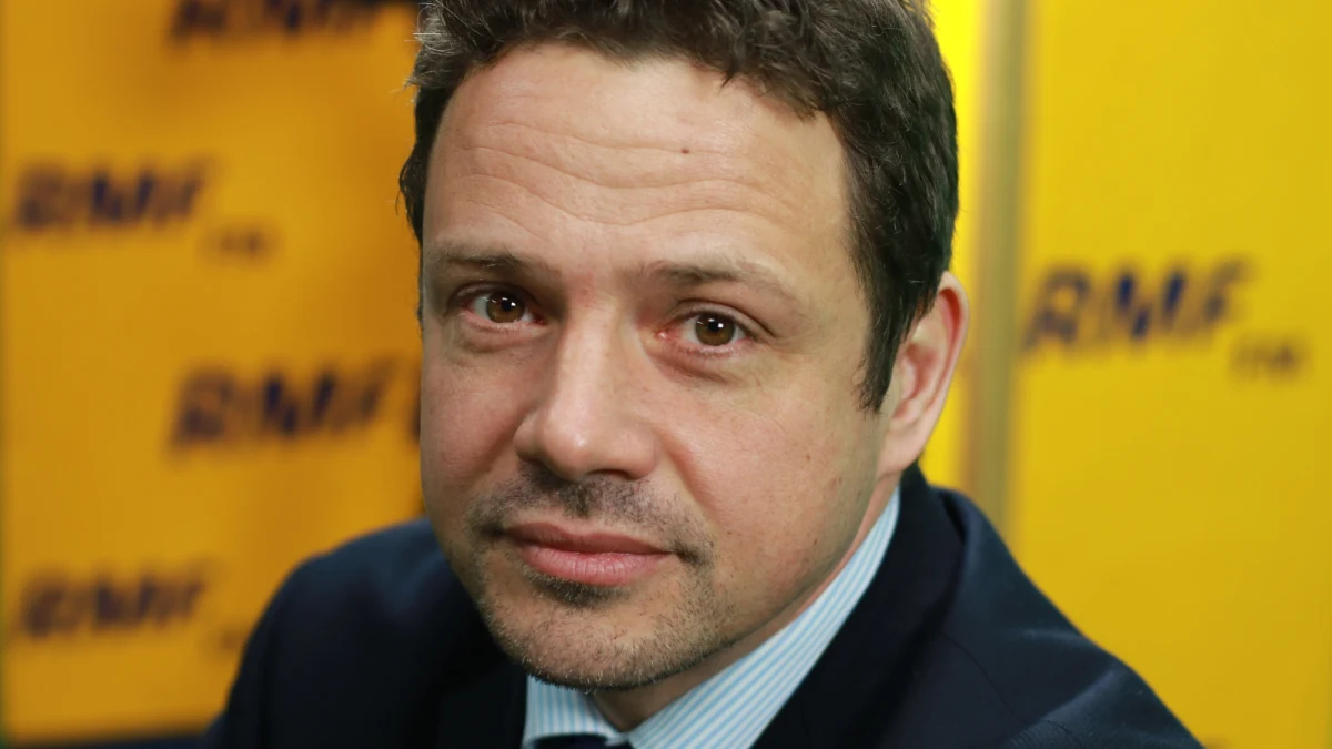 „Decyzje w PiS-ie podejmuje ktoś, kto nie bierze za to żadnej odpowiedzialności. W UE negocjuje pani premier, a decyzje podejmuje Jarosław Kaczyński” – mówił w Porannej rozmowie w RMF FM poseł Platformy Obywatelskiej Rafał Trzaskowski. „My jesteśmy poważną partią i szef partii bierze za nią odpowiedzialność” – powiedział. „To jest poważna partia, w której lider nie chowa się za kogoś innego” – dodał. Były wiceszef MSZ liczy na to, że cała opozycja zagłosuje za wotum nieufności wobec rządu. „Mam nadzieję, że za wotum nieufności zagłosuje cała opozycja. Ubolewam, że nie Kukiz'15, bo cała opozycja powinna być zjednoczona, by dać żółtą kartkę rządzącym” – powiedział. Twierdzi także, że wszyscy wiedzieli o tym, że Grzegorz Schetyna będzie kandydatem opozycji na premiera. „Były partnerskie rozmowy z Nowoczesną i PSL-em i nie rozumiem głosów zdziwienia” – powiedział Rafał Trzaskowski”.