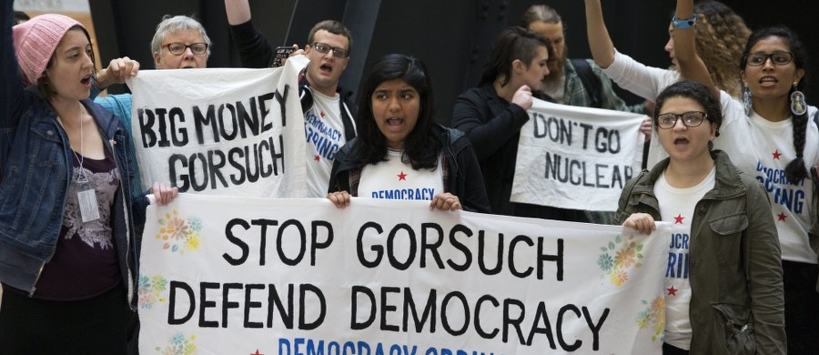 ​Amerykańscy senatorowie zatwierdzili historyczną zmianę regulaminu Senatu USA. Nazywana "opcją nuklearną" ze względu na jej konsekwencje, umożliwi ona Republikanom zatwierdzenie na stanowisku sędziego Sądu Najwyższego Neila Gorsucha.