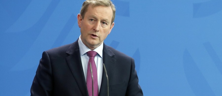 ​Irlandzki premier Enda Kenny ostrzegł w Berlinie przed negatywnymi skutkami Brexitu dla pokoju i stabilności. Zaznaczył, że należy uczynić wszystko, co możliwe, by zapobiec przywróceniu "uciążliwej granicy" między Irlandią a Irlandią Północną.