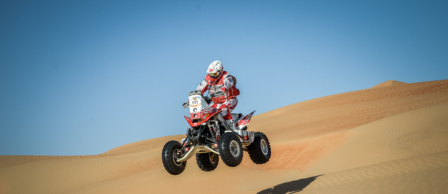 Rafał Sonik i Kamil Wiśniewski w czwartkowe przedpołudnie zameldowali się na mecie Abu Dhabi Desert Challenge. Polscy quadowcy jechali ze zmiennym szczęściem. Krakowianin ukończył zmagania mimo wcześniejszej awarii silnika i uplasował się na dziewiątym miejscu. Kamil Wiśniewski w ostatni dzień zaliczył dwie wywrotki, jednak nie dał się złamać i dotarł do mety zajmując drugie miejsce w klasyfikacji generalnej.