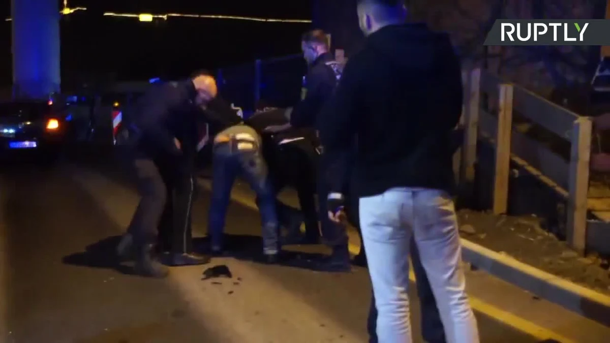 Policjanci wezwani do wypadku drogowego, do którego doszło w Stuttgarcie, w trakcie interwencji zaatakowali jednego z pasażerów. Mężczyzna, gdy zapalał papierosa, został popchnięty przez policjanta, a następnie obezwładniony przez kilku funkcjonariuszy. Jeden z nich wielokrotnie uderzył go pałką, a drugi bił go pięścią po głowie. Po tym incydencie dwóch funkcjonariuszy zostało zawieszonych, a wobec dwóch następnych prowadzone jest dochodzenie. Do wypadku doszło 19 lutego, jednak film z incydentu nagrany przez świadków, został opublikowany 5 kwietnia.