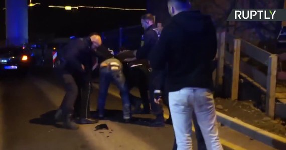 Policjanci wezwani do wypadku drogowego, do którego doszło w Stuttgarcie, w trakcie interwencji zaatakowali jednego z pasażerów. Mężczyzna, gdy zapalał papierosa, został popchnięty przez policjanta, a następnie obezwładniony przez kilku funkcjonariuszy. Jeden z nich wielokrotnie uderzył go pałką, a drugi bił go pięścią po głowie. Po tym incydencie dwóch funkcjonariuszy zostało zawieszonych, a wobec dwóch następnych prowadzone jest dochodzenie. Do wypadku doszło 19 lutego, jednak film z incydentu nagrany przez świadków, został opublikowany 5 kwietnia.