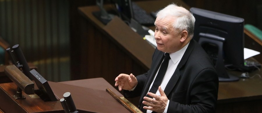 Ubrał się diabeł w ornat i ogonem na mszę dzwoni - w ten sposób prezes Prawa u Sprawiedliwości Jarosław Kaczyński odniósł się do wystąpienia lidera Platformy Obywatelskiej Grzegorza Schetyny, który uzasadniał w Sejmie wniosek o wotum nieufności dla rządu. Kaczyński dodał, że miał wrażenie, iż atakując PiS, Schetyna mówił o czasach rządów Platformy. Jak podkreślił, PiS nie zrezygnuje z "naprawy Rzeczpospolitej".